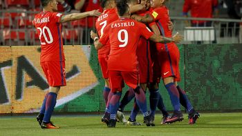 Chile celebra el gol de cabeza de Arturo Vidal ante Perú Chile celebra el gol de cabeza de Arturo Vidal ante Perú