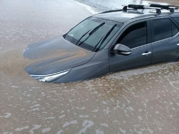 Miramar: una camioneta 4x4 estacionada en la playa quedó sumergida en el mar