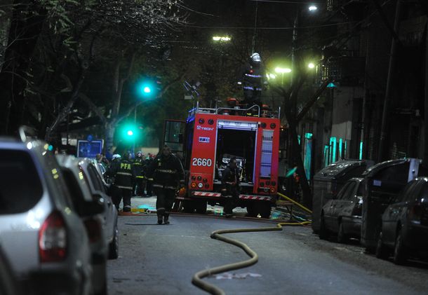 Voraz incendio: al menos 20 personas fueron rescatadas de un hotel en llamas