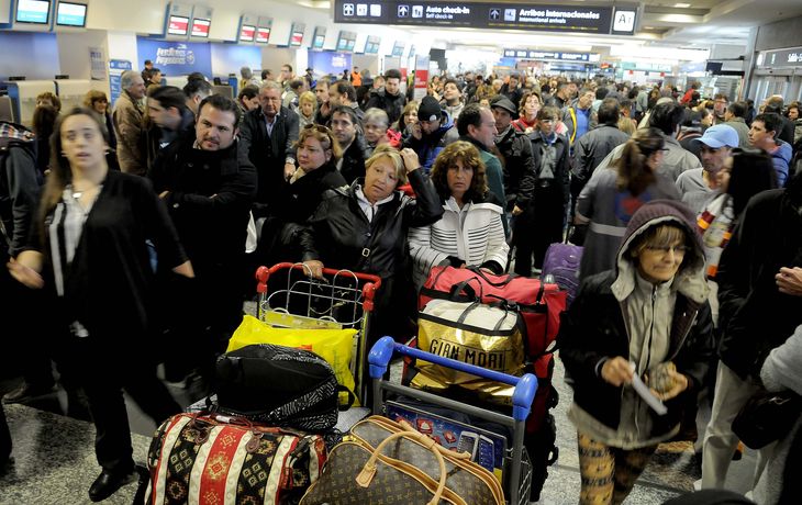 Aeroparque: llegó tarde, perdió un vuelo y le pegó a un empleado