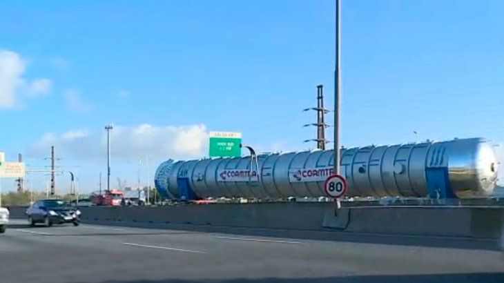 Caos en la Autopista Bs.As.-La Plata por el traslado de un tanque de destilación