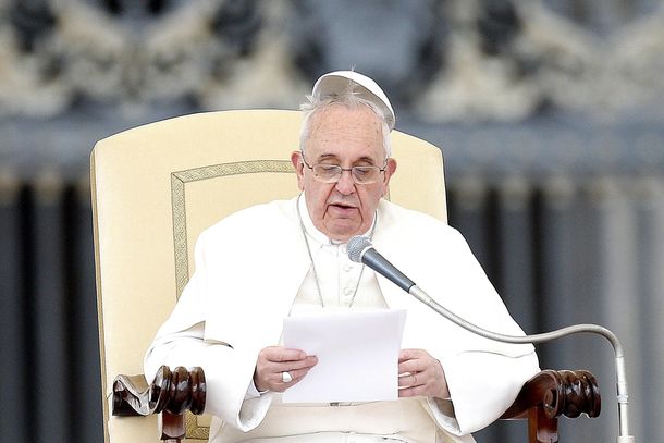 El viento le jugó una mala pasada al papa Francisco