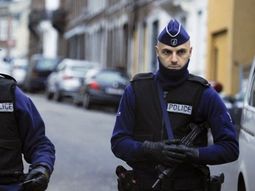 Alarma en Bélgica: dos policías fueron atacados a machetazos