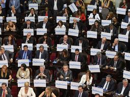 #HayOtroCamino, el cartel que cubrió a un tercio de la bancada en Diputados