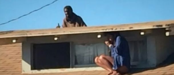 Una mujer se esconde en el techo de su casa para escapar de un ladrón