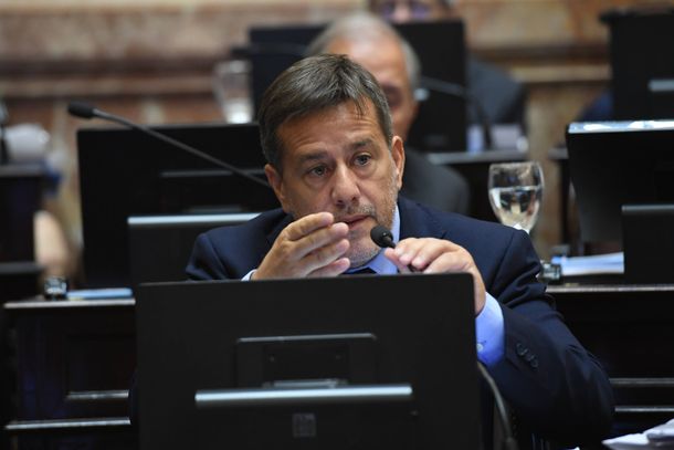 ¿Y la Oficina de Respuesta Oficial? Javier Milei y Manuel Adorni comparten una fake news sobre Mariano Recalde