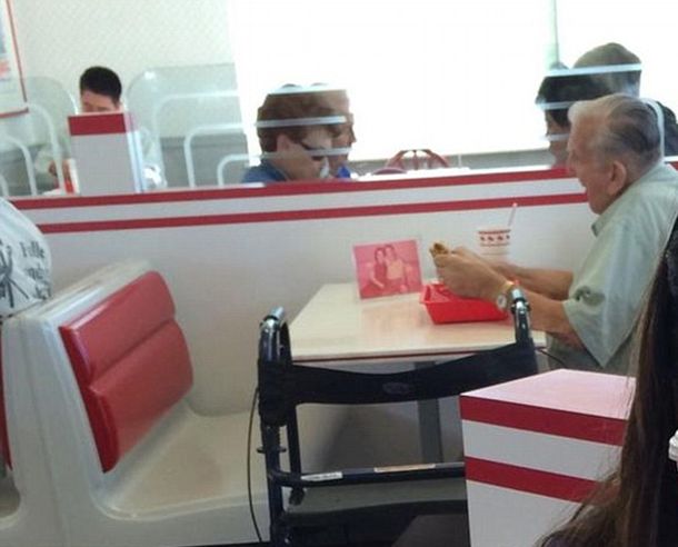 Conmovedor: un hombre come junto a la foto de su esposa