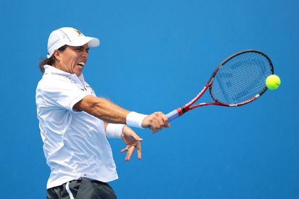 Carlos Berlocq conecta un revés durante su debut en el Abierto de Australia
