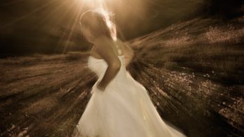 una joven y su amante se fugaron en la noche de bodas: fueron condenados por adulterio una joven y su amante se fugaron en la noche de bodas: fueron condenados por adulterio