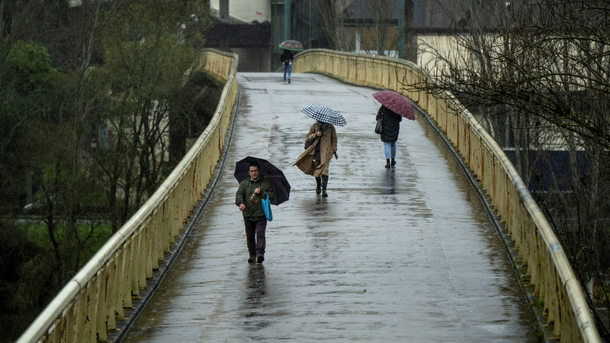El tormentón Nils derribó árboles y postes, dejando a oscuras a gran parte del sur de Francia. El tormentón Nils derribó árboles y postes, dejando a oscuras a gran parte del sur de Francia.