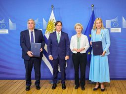 Uruguay firmó un memorándum de entendimiento en materia de energías renovables con la Unión Europea. Uruguay firmó un memorándum de entendimiento en materia de energías renovables con la Unión Europea.