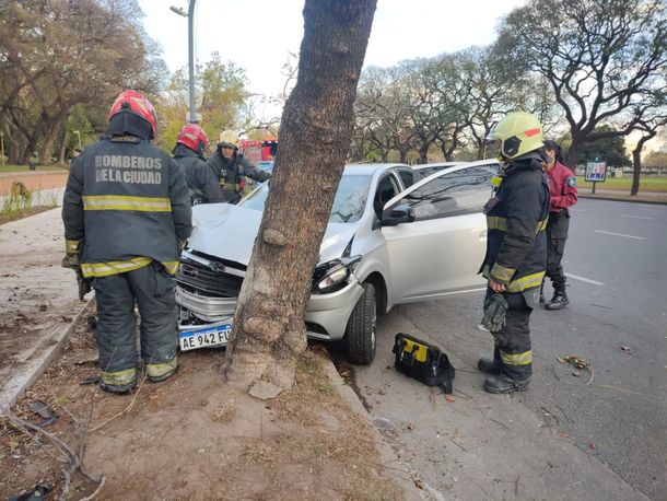 Choque en Recoleta: perdió el control de su auto y la frenó un árbol
