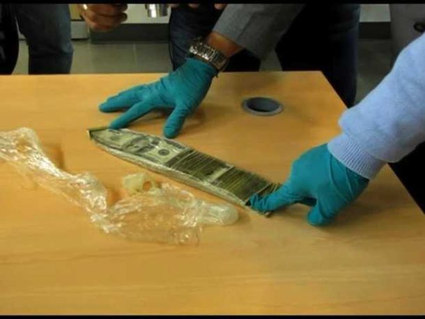 Detienen en un aeropuerto a dos mujeres con US$12 mil en la vagina