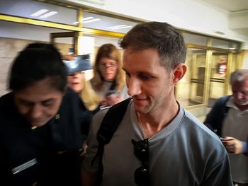Hijastro de una de las jubiladas implicadas complicó más a Manuel Adorni: declaró un pago adicional