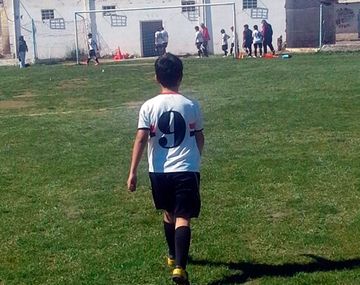 {altText(,Sueño cumplido: el #NeneSinBotines podrá probarse en Independiente)}