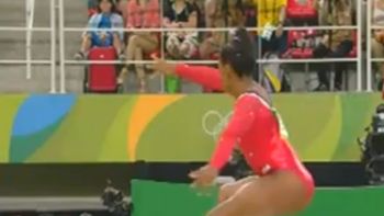 video: el error que dejo a simone biles sin el oro y sin el record video: el error que dejo a simone biles sin el oro y sin el record
