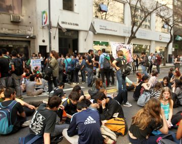 La Ciudad se reunió con los alumnos y les pidió que levanten las tomas