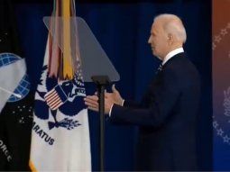 Estados Unidos: el blooper de Joe Biden al bajar de un escenario