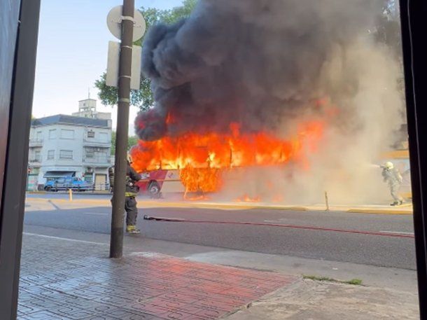 La Paternal: impresionante incendio de un colectivo
