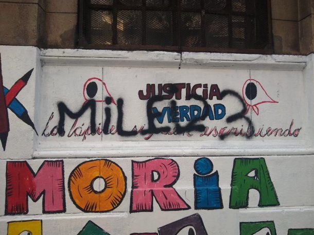 Vandalizaron un mural por la Memoria con pintadas de Javier Milei 