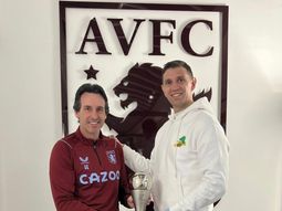 Dibu Martínez regresó a Aston Villa y posó con el premio The Best