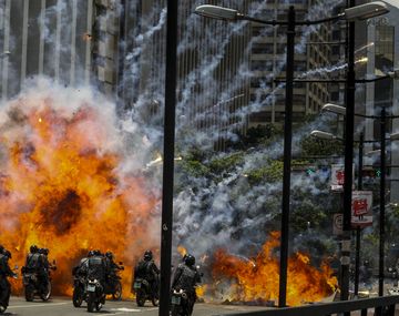 Una explosión en medio de varios policías motorizados este domingo 30 de julio de 2017, en inmediaciones de la Plaza Altamira de Caracas.