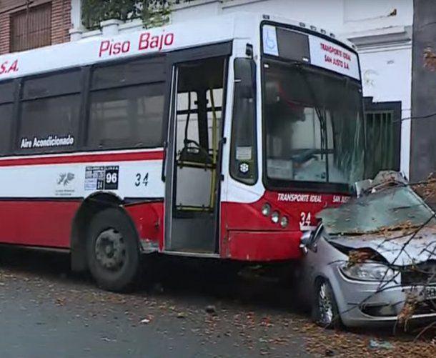 Impresionante choque de un colectivo en Almagro: embistió 5 autos y derribó un árbol