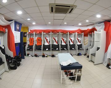 El vestuario de River en La Boca estaba decorado con banderas del Millonario