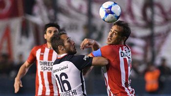 Bellluschi y Desábato pelean por la pelota ante la mirada del Chapu Braña Bellluschi y Desábato pelean por la pelota ante la mirada del Chapu Braña