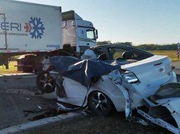 Un auto chocó contra un camión parado en un banquina y murió una familia entera