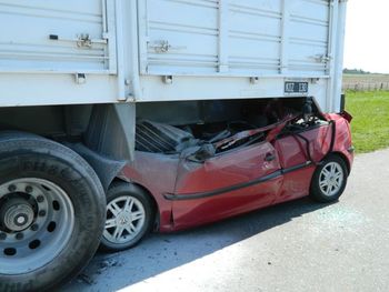 Dos muertos por un violento choque entre un auto y un camión