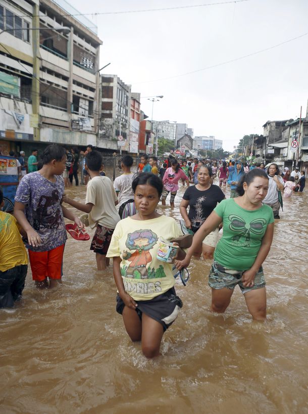 Al menos 10 muertos y 64.000 evacuados por las inundaciones en Indonesia