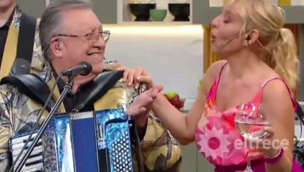 El picante momento en vivo de Jimena Monteverde con Los Palmeras: ¿Me dan la cola?