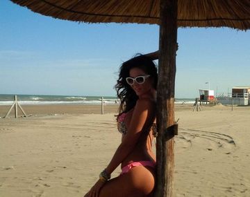 Karina Jelinek mostró cómo hace su trabajo hasta en la playa