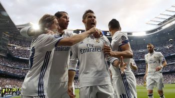 El abrazo de CR7 con Modric, Ramos y Casemiro tras su gol El abrazo de CR7 con Modric, Ramos y Casemiro tras su gol
