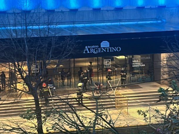Temporal en La Plata: se voló una placa del techo en la salida del Teatro Argentino