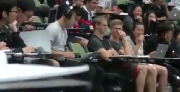 VIDEO: lo descubrieron viendo una película porno en plena clase