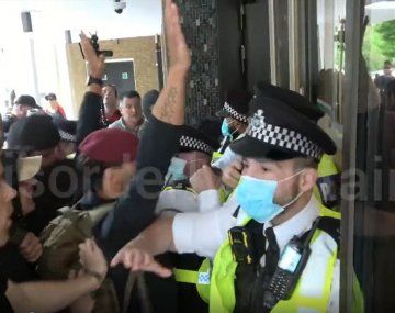 Antivacunas asaltaron las oficinas de la BBC en Londres