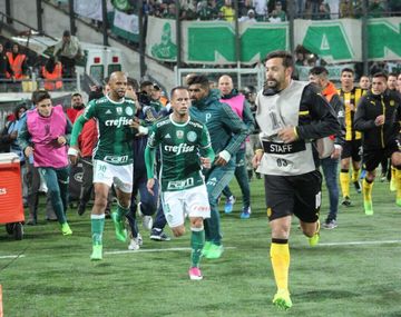 Matías Mieres corre tras el acoso de los jugadores de Palmeiras