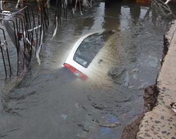 El auto estaba con techo hacia abajo cuando volcó en el pozo