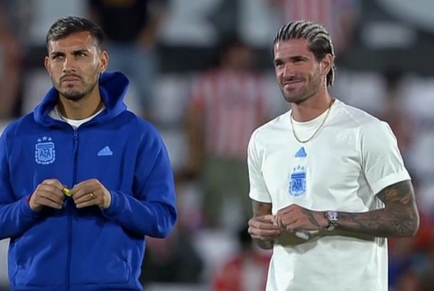 Rodrigo De Paul y Leandro Paredes, con sus caramelos en la previa al partido con Paraguay