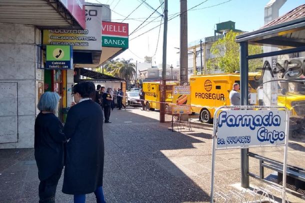 Un grupo comando robó un camión blindado con tres millones de pesos en la puerta de un banco en Lomas del Mirador