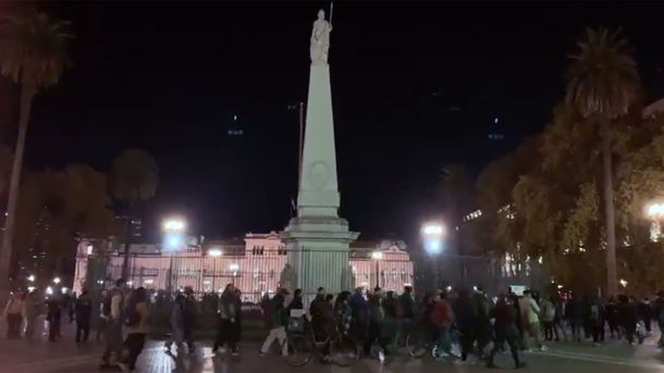 La emotiva ronda en Plaza de Mayo en homenaje a Nora Cortiñas