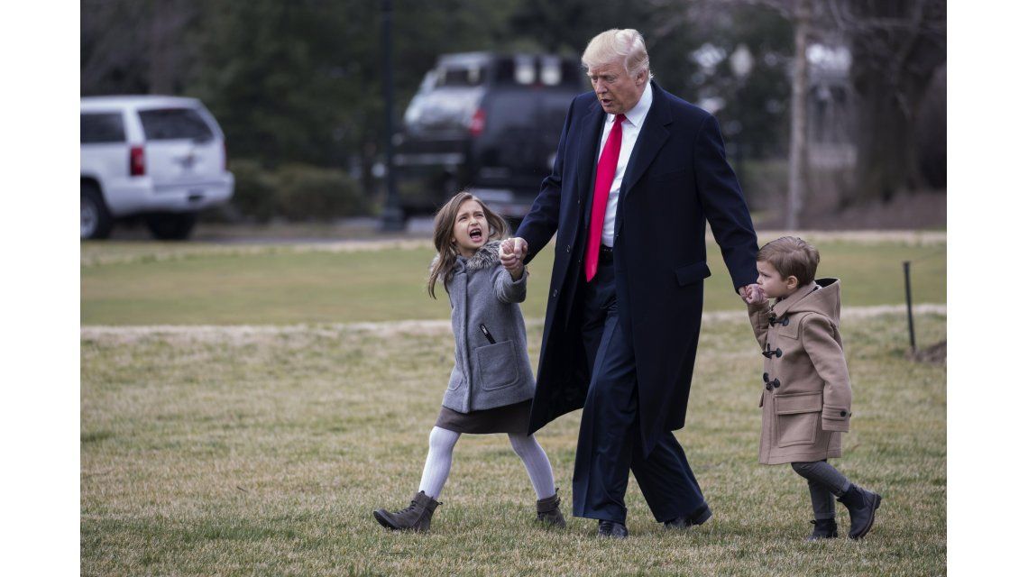 El lado tierno de Donald Trump: así camina de la mano de sus pequeños