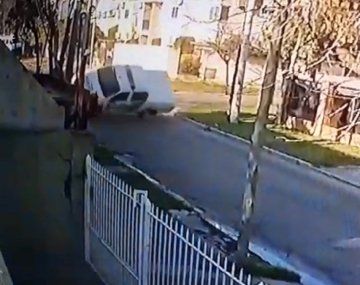 Impresionante vuelco de un patrullero en Luis Guillón