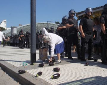 La policía desalojó el feriazo y los alimentos terminaron en la vereda