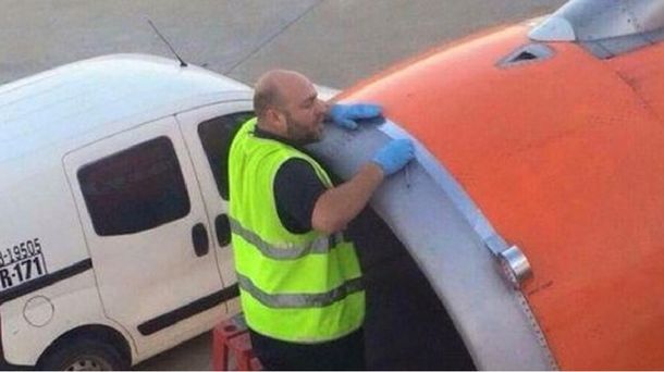 Para viajar tranquilo: arreglan la turbina de un avión con cinta adhesiva