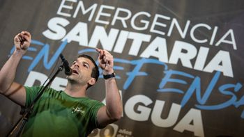 Federico Kreimerman encendió una bomba de humo dentro del edificio de OSE. Federico Kreimerman encendió una bomba de humo dentro del edificio de OSE.