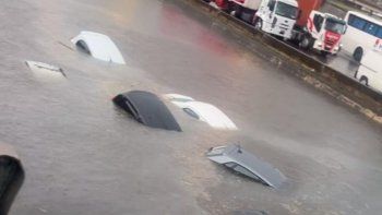 impactantes imagenes del temporal: autos bajo el agua en la panamericana impactantes imagenes del temporal: autos bajo el agua en la panamericana