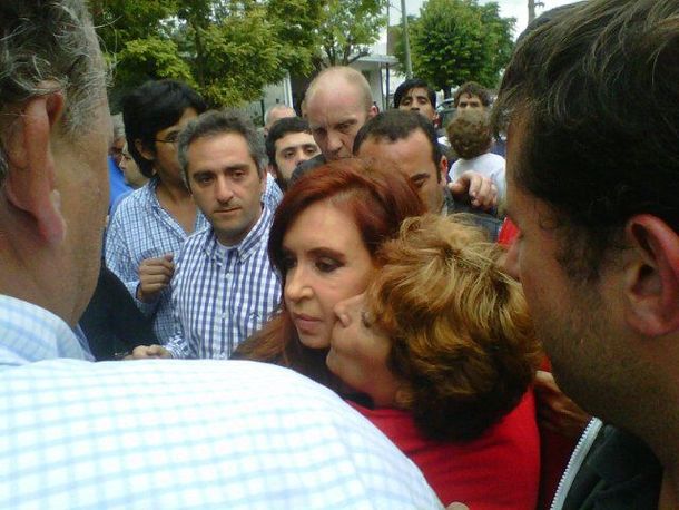 Mi vieja no tiene luz ni agua como cualquier otro vecino